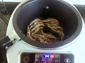 将虾依次放入锅内；