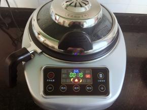 盖上盖子选择油炸功能开始工作；