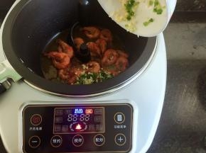 油炸程序结束后倒入青椒末、大蒜末和生姜末；