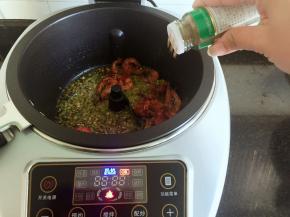 撒入椒盐继续一个配炒程序即可;