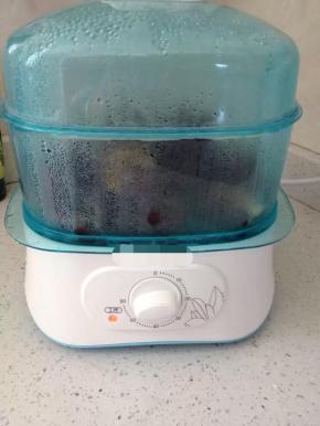 红枣去核隔水蒸25分钟；