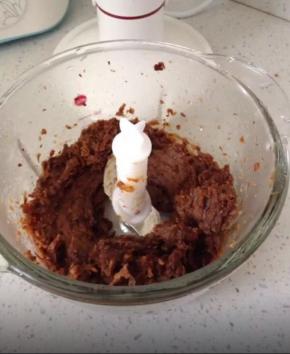 红枣蒸好后放入料理棒里绞成泥，喜欢口感更好的可以先去皮再绞；