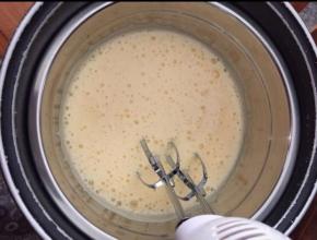 鸡蛋打入打蛋盆中隔热水分三次加入细砂糖打发3分钟左右；