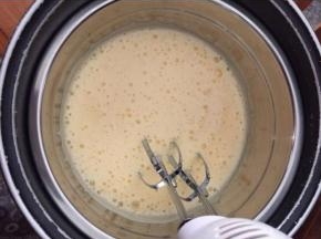 鸡蛋打入打蛋盆中隔热水分三次加入细砂糖打发3分钟左右；