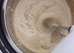 倒入枣泥继续打发两分钟；