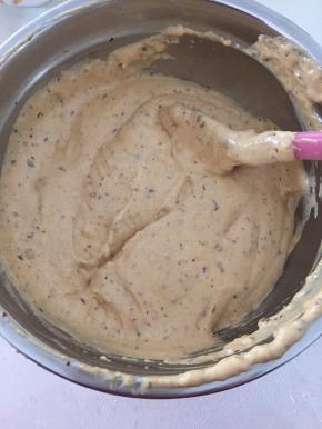 筛入低筋面粉和泡打粉的混合物，翻拌均匀；