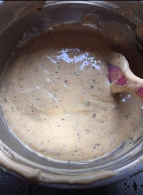 倒入玉米胚芽油翻拌均匀；