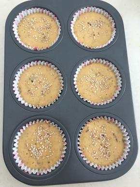 倒入玉米胚芽油翻拌均匀；