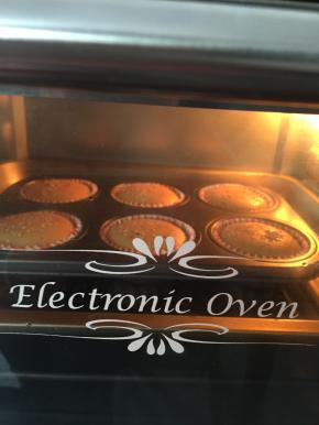 烤箱预热好后，160度中层烤25分钟左右；