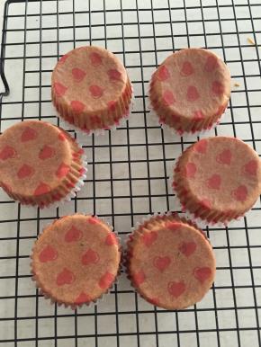 烤好倒扣在冷却架上冷却；