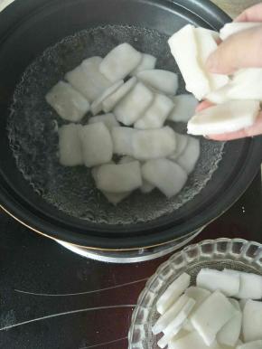 锅内水煮开放入年糕