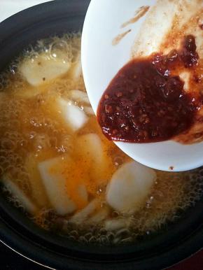 开小火，加入拌好的酱汁