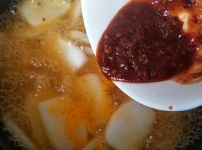 开小火，加入拌好的酱汁