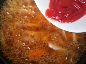 倒入番茄沙司