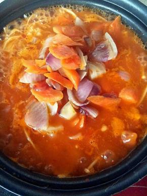 放入事先焯好的红萝卜，洋葱，腊肠。