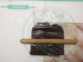 奥利奥饼干碎放入保鲜袋中，用擀面杖擀成粉状。