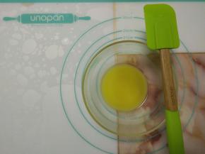 把黄油放入碗中隔水融化。