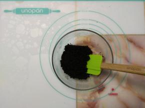 加入饼干碎用刮刀拌匀。