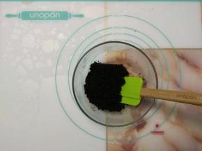 加入饼干碎用刮刀拌匀。