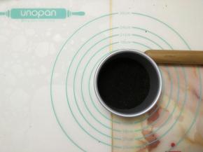 倒入模具中，用擀面杖压实后放入冰箱冰冻备用。