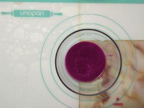 火龙果挖出果肉，用料理机搅打成汁后过筛备用。