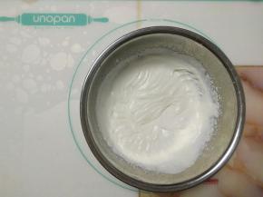 淡奶油加入细砂糖，用电动打蛋器打到有纹路出现，可缓慢流动的状态（6成发）。