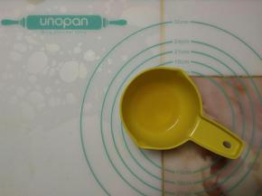 泡软的吉利丁片挤去水份，放入碗中隔水融化。