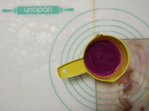 加入70克火龙果汁搅拌均匀。