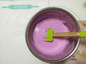 加入打发好的淡奶油中翻拌均匀，成中顺滑的慕斯液。