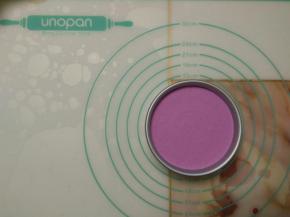 从冰箱取出冷冻好饼干底的模具，倒入慕斯液至九分满，轻轻震表面气泡。放入冰冷藏一夜或速冻30分钟，至慕斯液凝固。