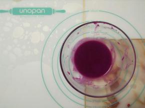 镜面用料中的吉利丁片隔水融化，加入火龙果汁中拌匀。