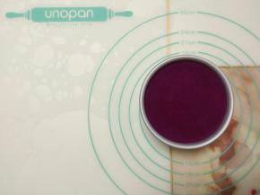 倒在已经凝固的慕斯表面至满模，放入冰箱冷藏4小时以上，至表面镜面凝固。