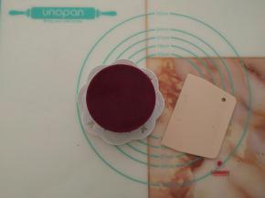 取出凝固好的慕斯，放在比模具小的杯子或瓶子上，用热毛巾敷四周就可以顺利脱模。底部用刮板辅助脱模，一个漂亮的慕斯蛋糕就顺利完成了。