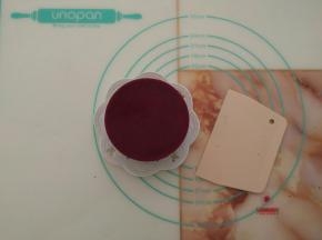 取出凝固好的慕斯，放在比模具小的杯子或瓶子上，用热毛巾敷四周就可以顺利脱模。底部用刮板辅助脱模，一个漂亮的慕斯蛋糕就顺利完成了。