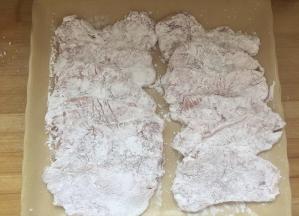 表面裹一层土豆淀粉，一定是土豆淀粉，试过玉米淀粉，不好吃以及效果不好。