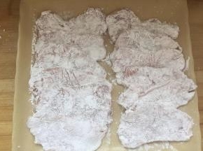 表面裹一层土豆淀粉，一定是土豆淀粉，试过玉米淀粉，不好吃以及效果不好。