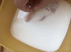 准备淀粉水挂浆，淀粉水的浓稠度，比稀奶油稍微稀一点，但是比平时炒菜勾芡的淀粉水要稠，这样厚重感挂浆比较好挂。