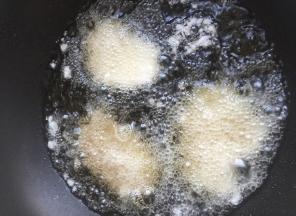 油温烧至6成热，温度大概170度左右，小火，每一片肉要现裹浆，现炸，不要一下子把肉片都扔进淀粉浆里，否则团成一团，特别麻烦，炸至定型，即可出锅。