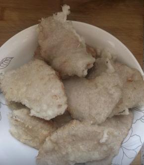 炸至定型，出锅后，尽量不要堆在一起，因为掌握不好火候的，炸出来有的会粘在一起。炸完也是找个大盘子，一片一片分开放置。