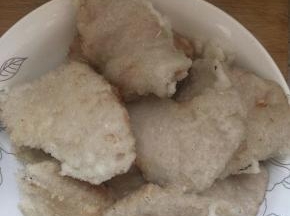 炸至定型，出锅后，尽量不要堆在一起，因为掌握不好火候的，炸出来有的会粘在一起。炸完也是找个大盘子，一片一片分开放置。