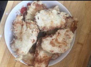 把火开大，至8成热，把肉片下锅复炸，炸至金黄，出锅。