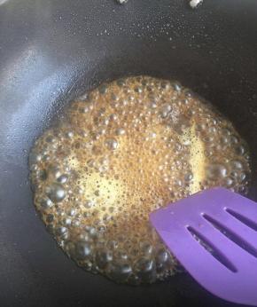 提前把汁调好，锅里剩底油，倒入汁，汁的量不定，可以根据肉片的量调整，也可以根据口味进行调整，大火煮开。