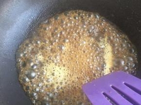 提前把汁调好，锅里剩底油，倒入汁，汁的量不定，可以根据肉片的量调整，也可以根据口味进行调整，大火煮开。