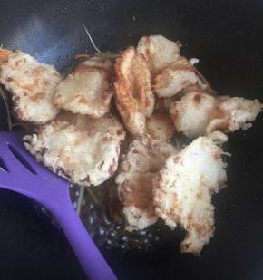 把肉片放进去，翻炒，使每一片肉都挂汁，出锅