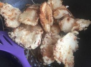 把肉片放进去，翻炒，使每一片肉都挂汁，出锅