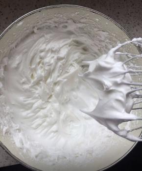 蛋黄蛋白分开，蛋白加入一半的糖，打至干性发泡。