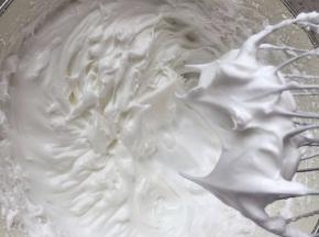 蛋黄蛋白分开，蛋白加入一半的糖，打至干性发泡。