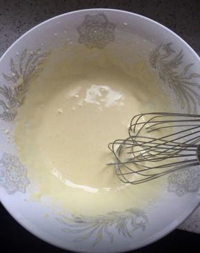 蛋黄加入另外一半糖，打至发白，体积两倍大。