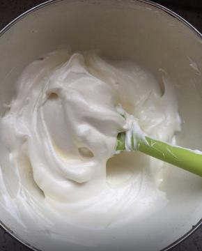 混合蛋白和蛋黄糊，翻拌搅匀。