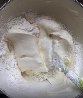 筛入低筋面粉，翻拌搅匀，烤箱预热